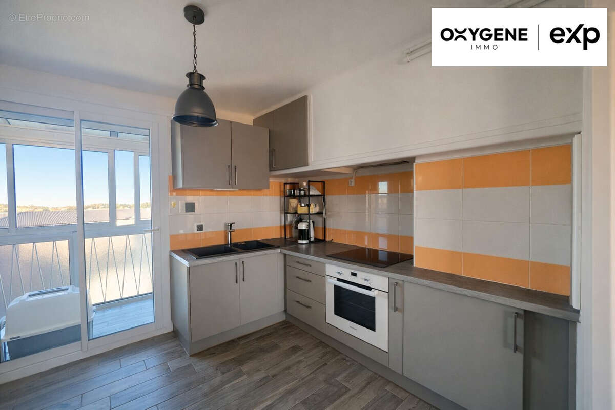 Cuisine moderne avec accès sur la loggia - Appartement à PERPIGNAN