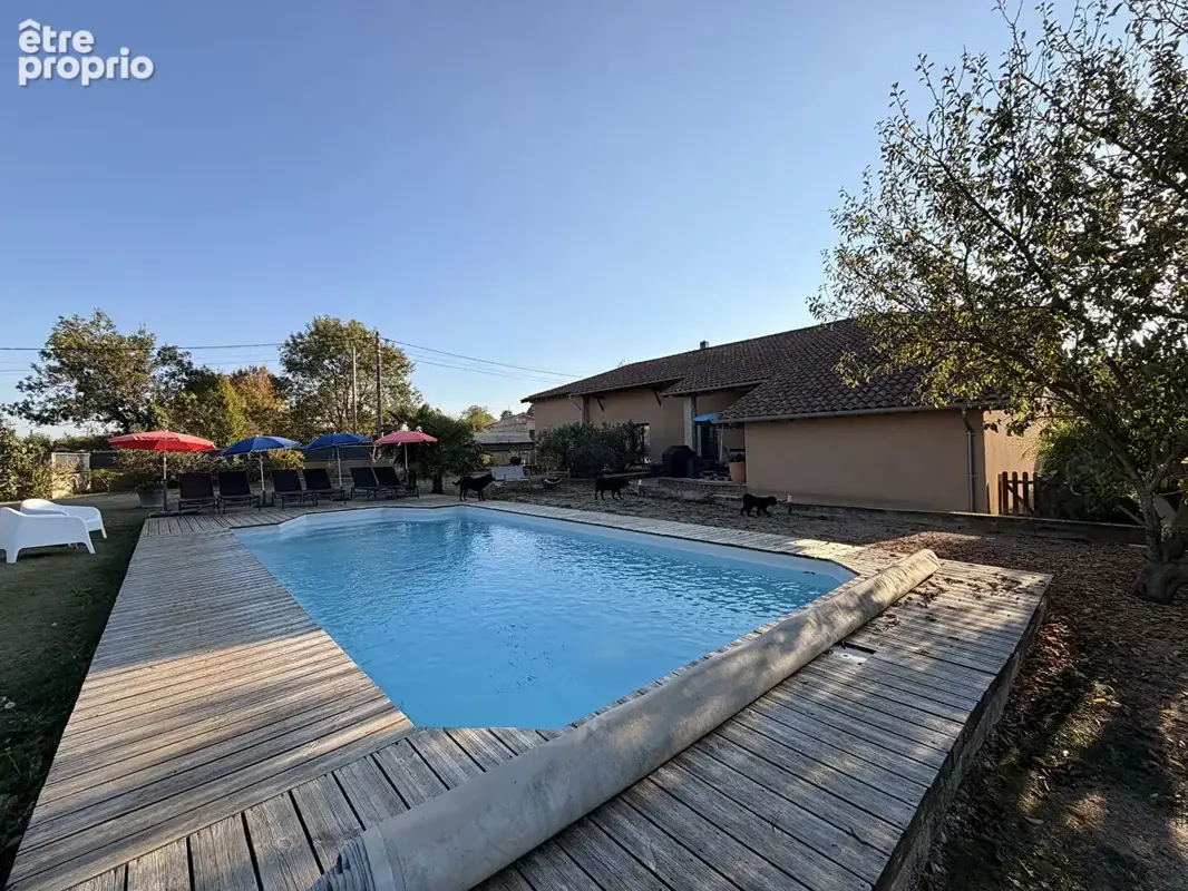 Maison familiale, 5 chambres (possibilité 7) double garages sur 5800 m² de terrain - photo 1