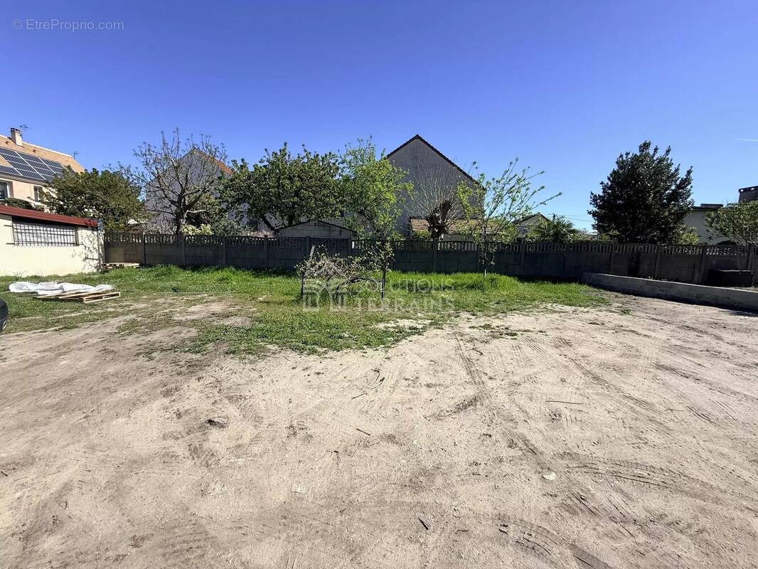 Terrain à SARTROUVILLE