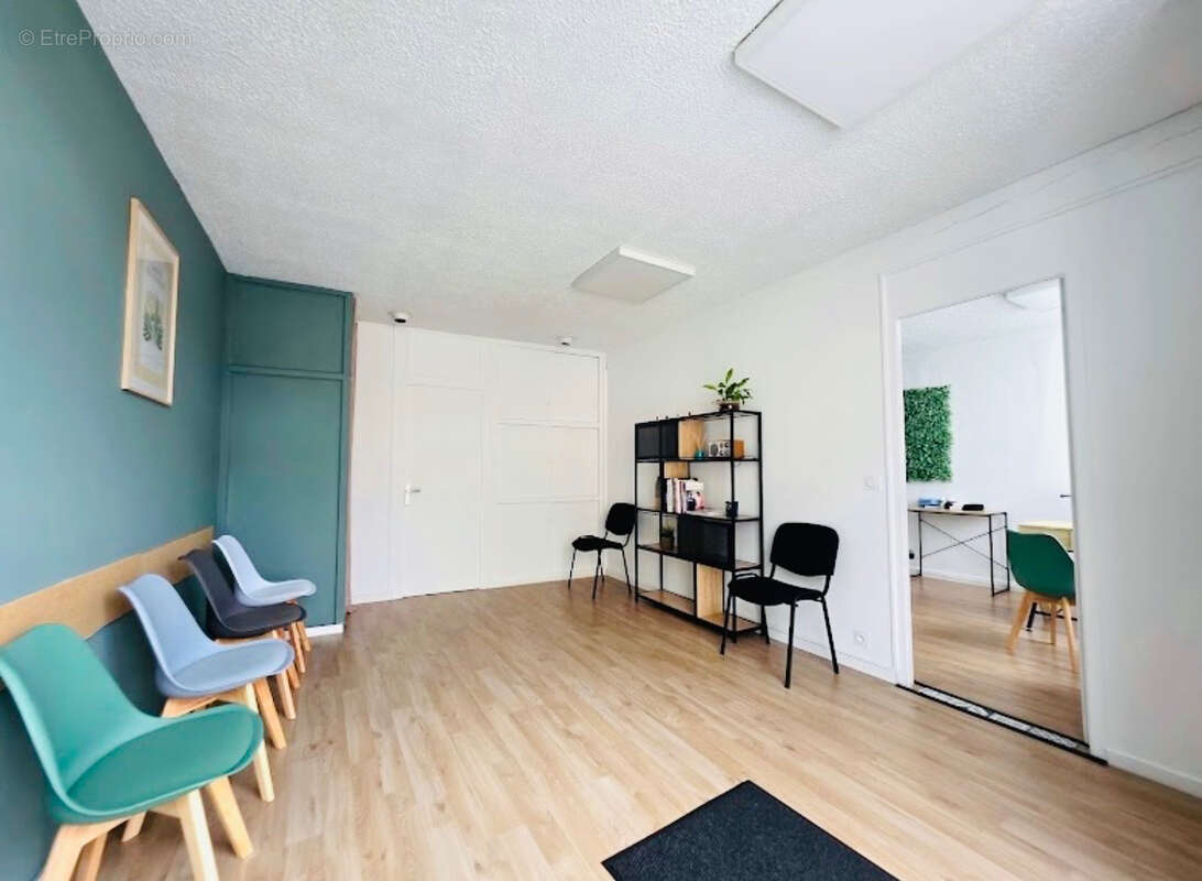 Commerce 45 m² à Iteuil  - photo 2