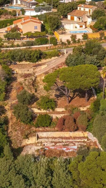 Terrain à ROQUEBRUNE-SUR-ARGENS