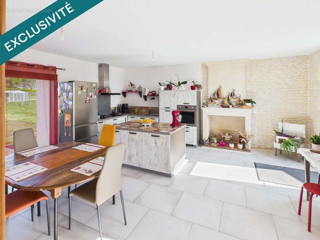 Maison 250 m² à Asnieres-La-Giraud  - photo 3