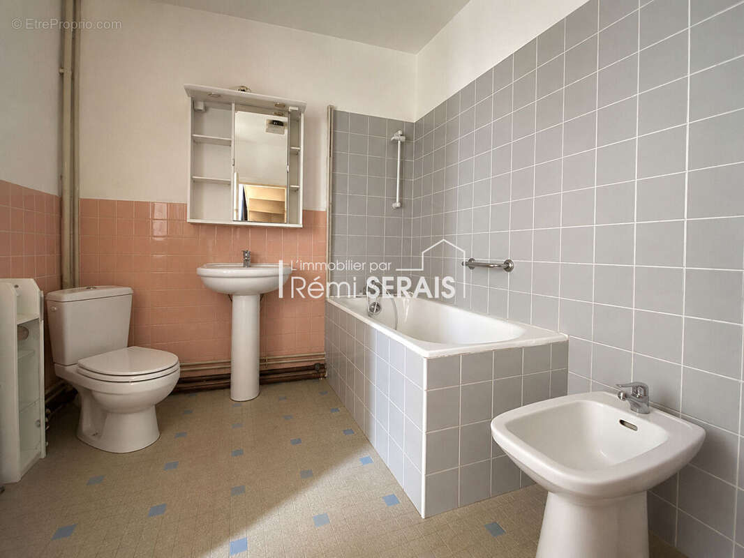 Maison de bourg avec volumes généreux et potentiel d'aménagement - photo 7