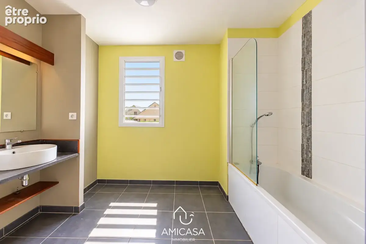 Saint leu (front de mer) -  appartement t3 avec 2 places de parking - photo 6