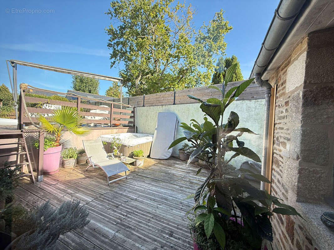 Maison à LANGROLAY-SUR-RANCE