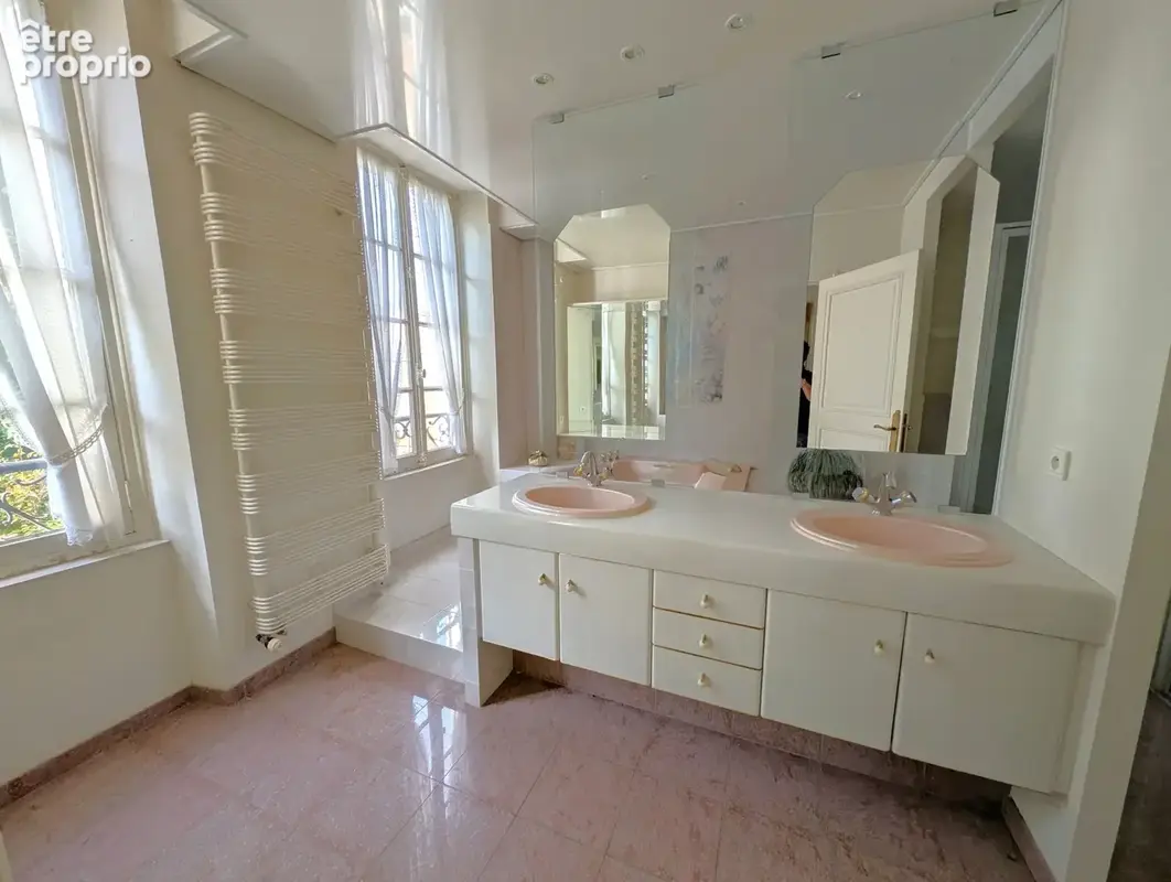 Entre Auxerre et Joigny sur la commune de Beaumont, propriété de 335m2 habitable, dépendances et jardin de 324 - photo 13