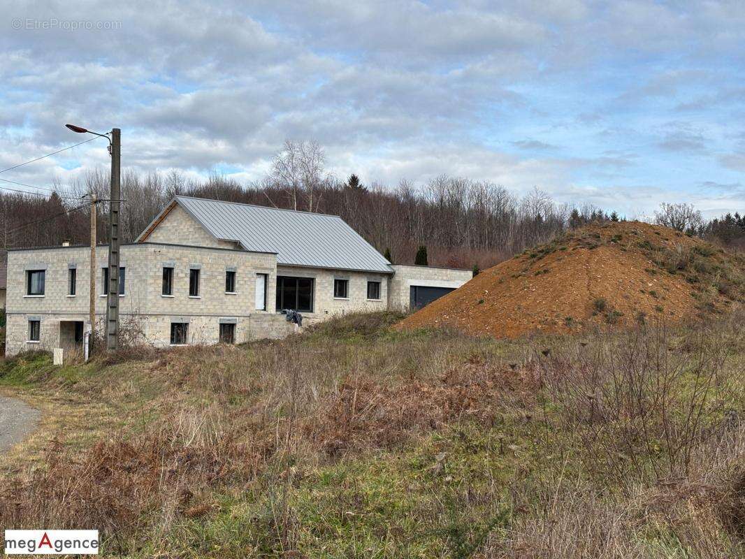Maison à SAINT-GERMAIN-LES-VERGNES