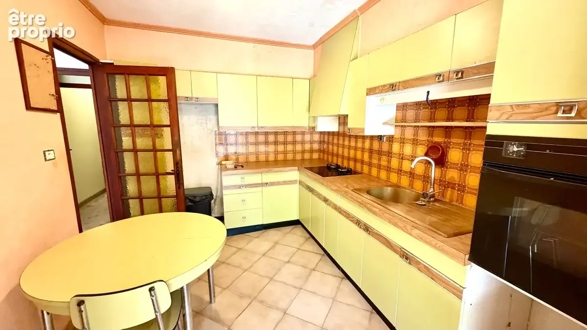 Maison de plain pied sur 428 m² de jardin clos et arboré. - photo 2