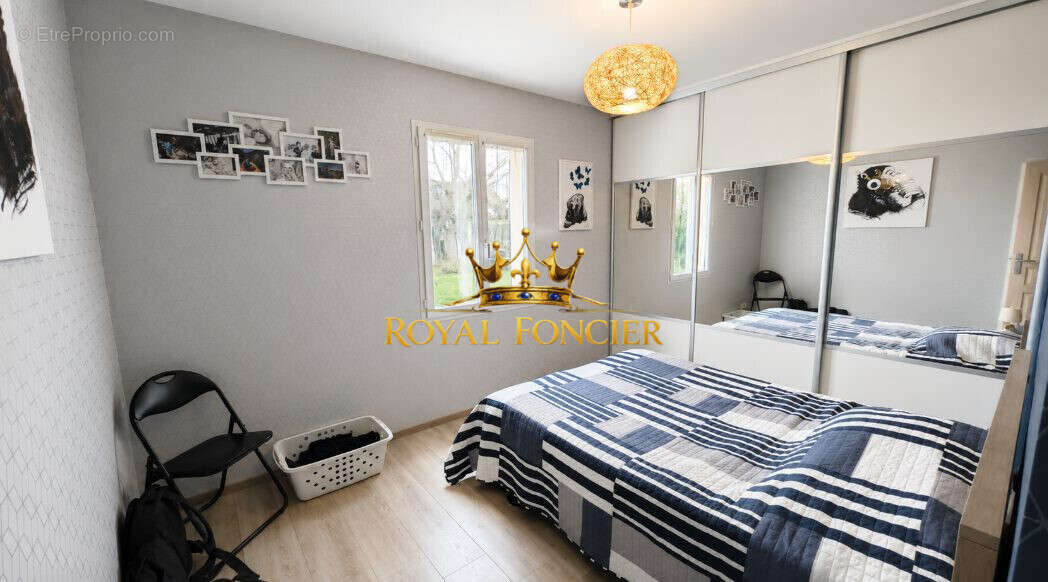 Chambre parentale avec dressing au RDC - Maison à BUXEUIL