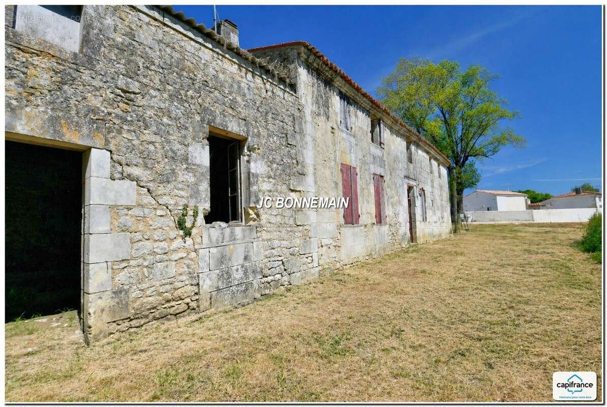 A vendre sur 1,14 Ha - Maison 1 à Réhabiliter 200 m² / Maison 2 Habitable Immédiat CHERMIGNAC (17) - photo 10