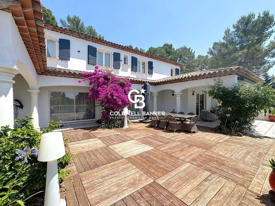 Hauteurs PUGET-SUR-ARGENS – Var est balnéaire Villa de prestige de 245 m² entourée d’un terrain paysager de 5 137 m² - photo 13
