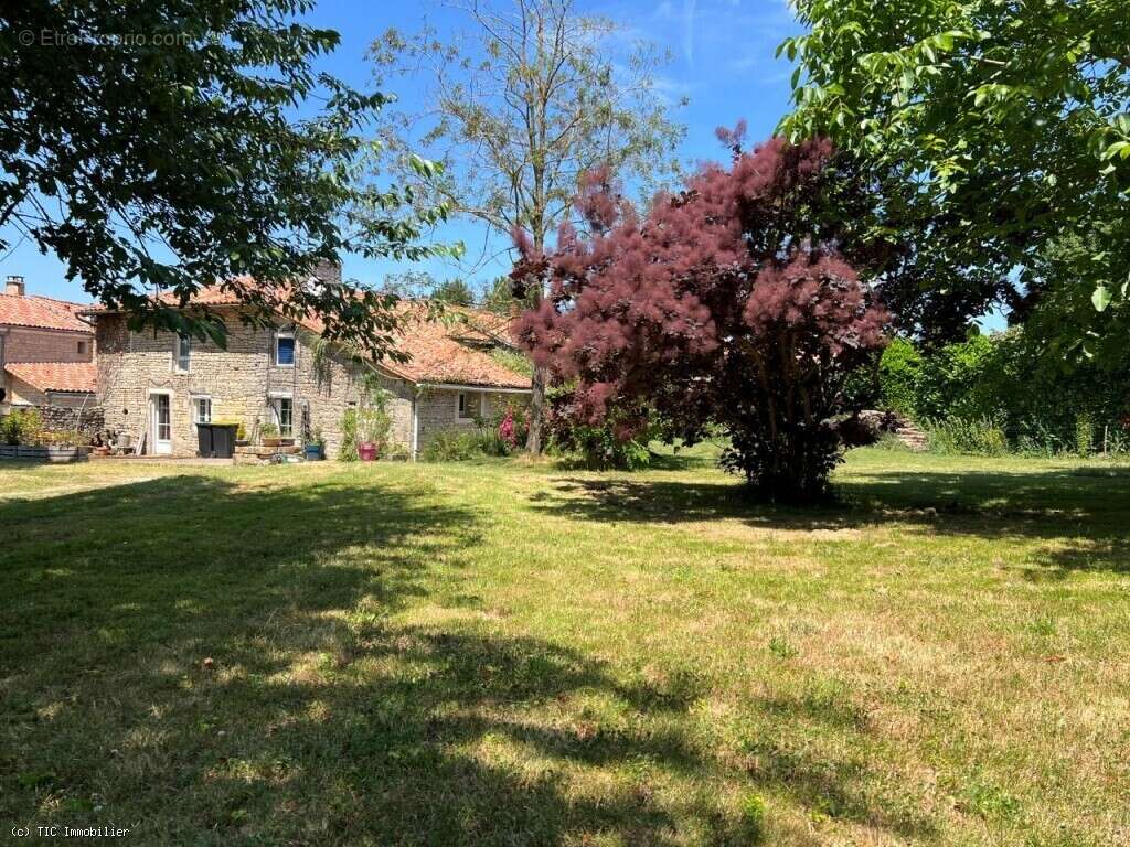 Maison à NANTEUIL-EN-VALLEE