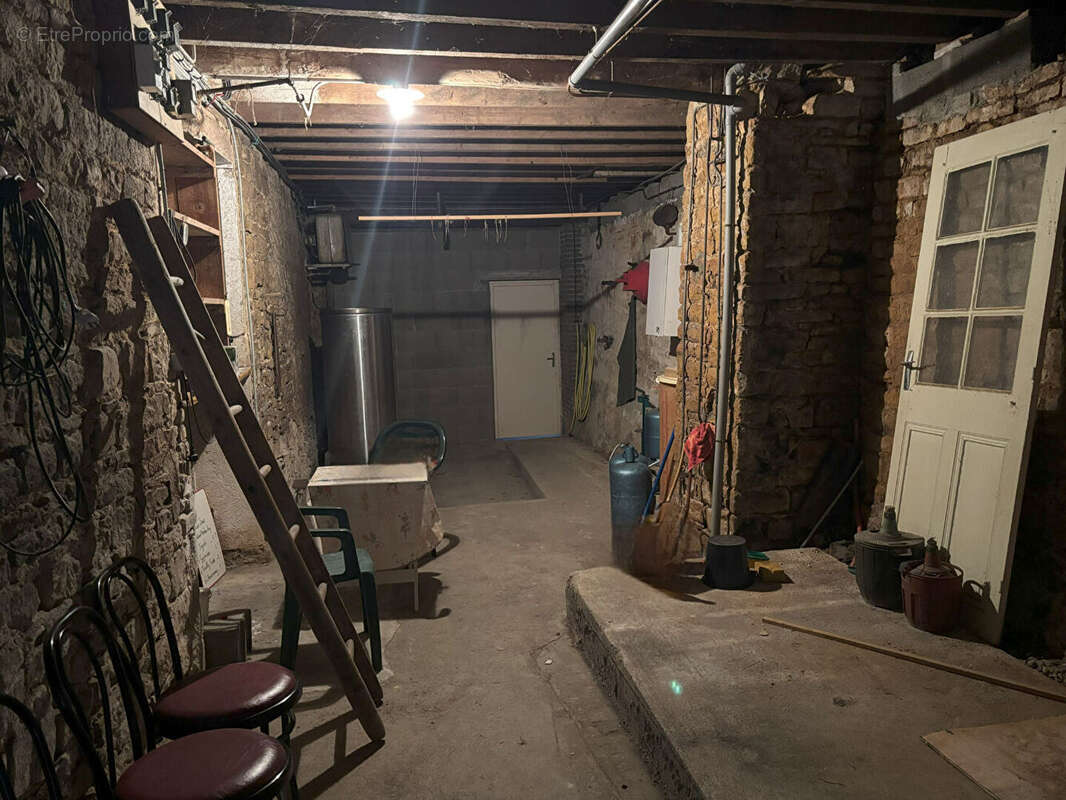 POUILLY LE MONIAL - Maison 7 pièces de 146 m²  avec véranda et terrain 600m² - photo 11