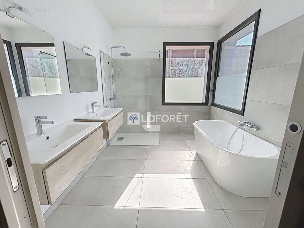 Perpignan Maison contemporaine  -147 m² - 4 faces - Terrain traversant de 500 m² - photo 4