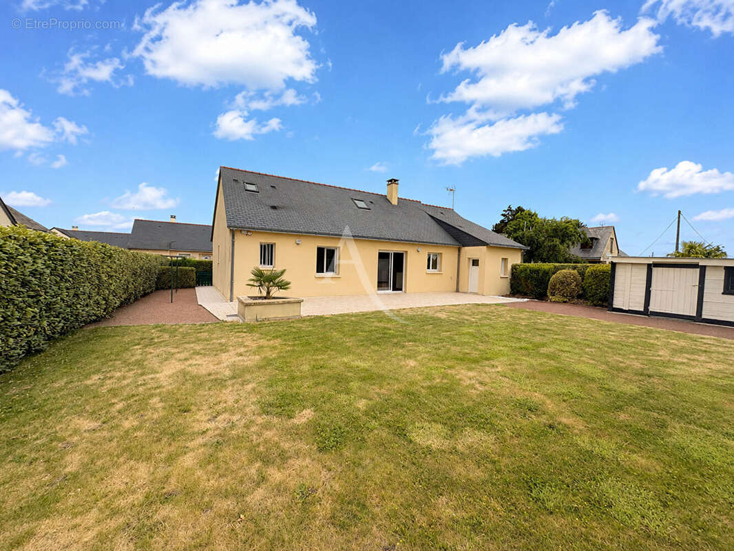 Vivy - Maison de plain-pied 113 m² - 5 chambres - Jardin et garage - photo 12
