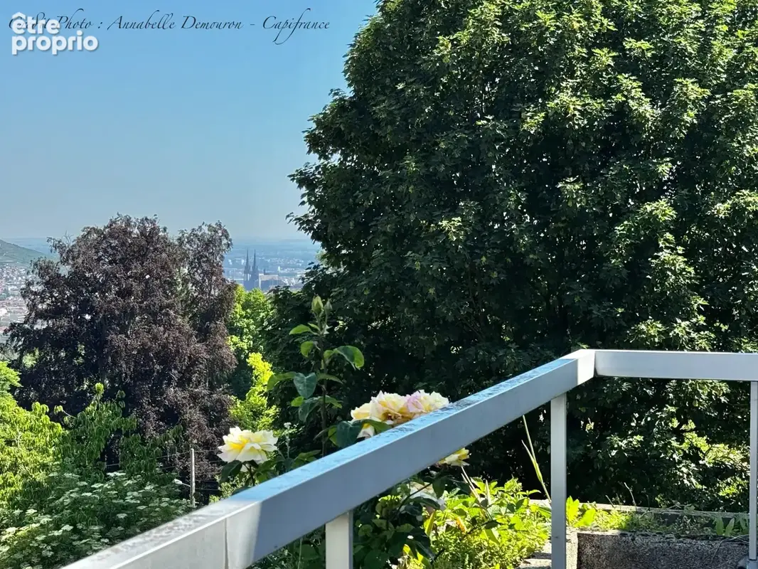 ROYAT - Grande maison familiale à rénover avec vue panoramique, terrain rare, piscine - photo 8