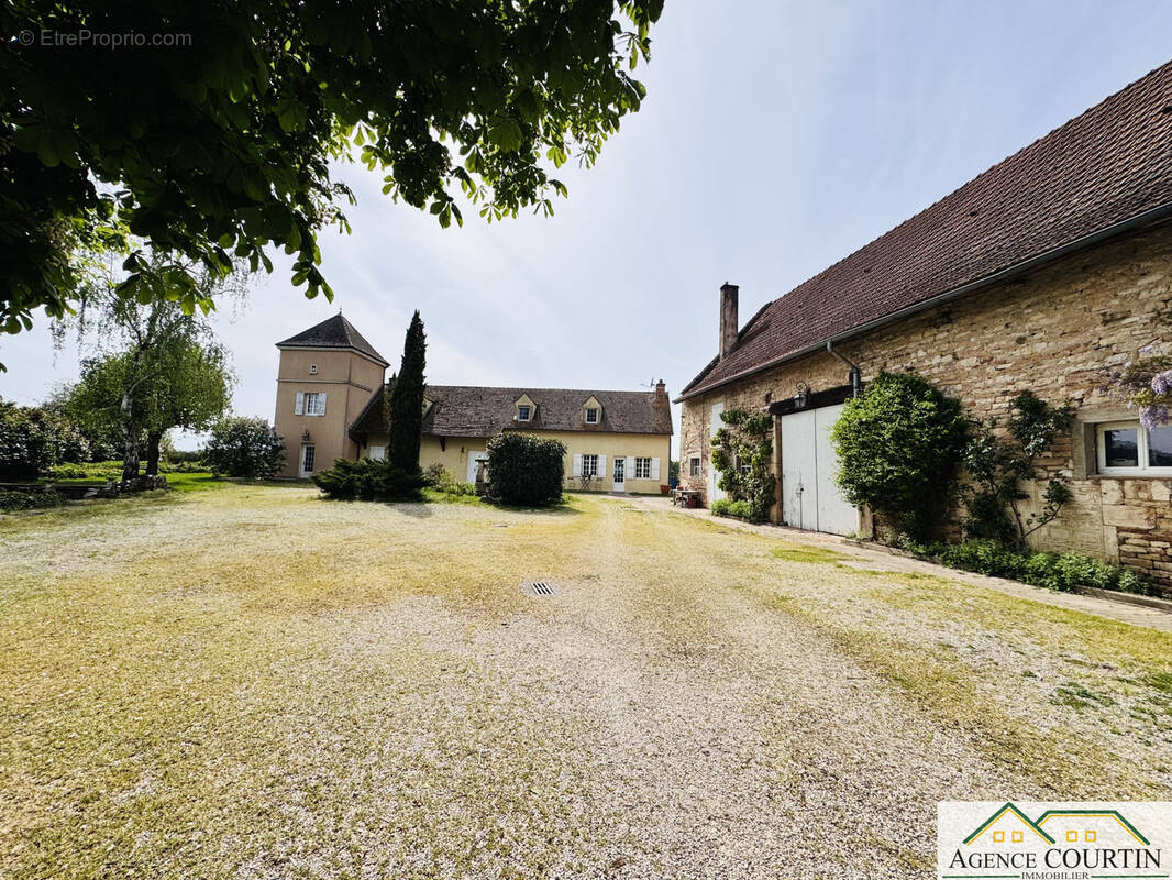 Maison à SAINT-AMBREUIL