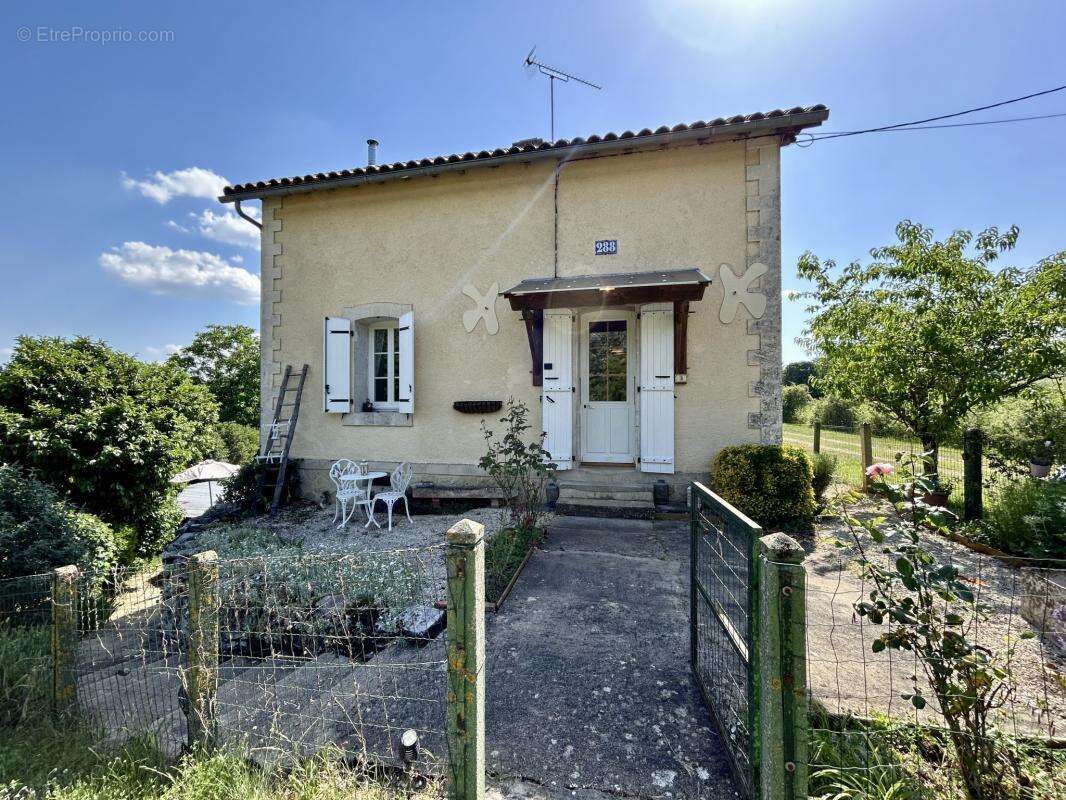 Ancienne maison de garde-barrières avec jardin à Mauprévoir - photo 2