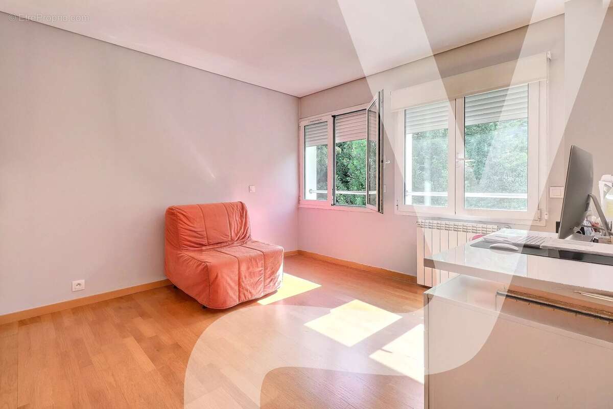 Chennevières-sur-Marne à la limite de La Varenne - Maison familiale de 6 pièces - photo 9