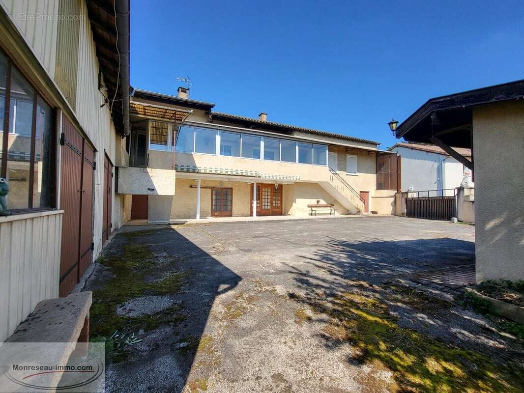 Ensemble Immobilier : 2 logements + dépendances + jardin (constructible) - photo 3