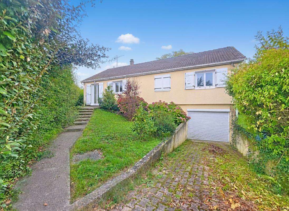 Maison à SAINT-JEAN-DE-BOURNAY