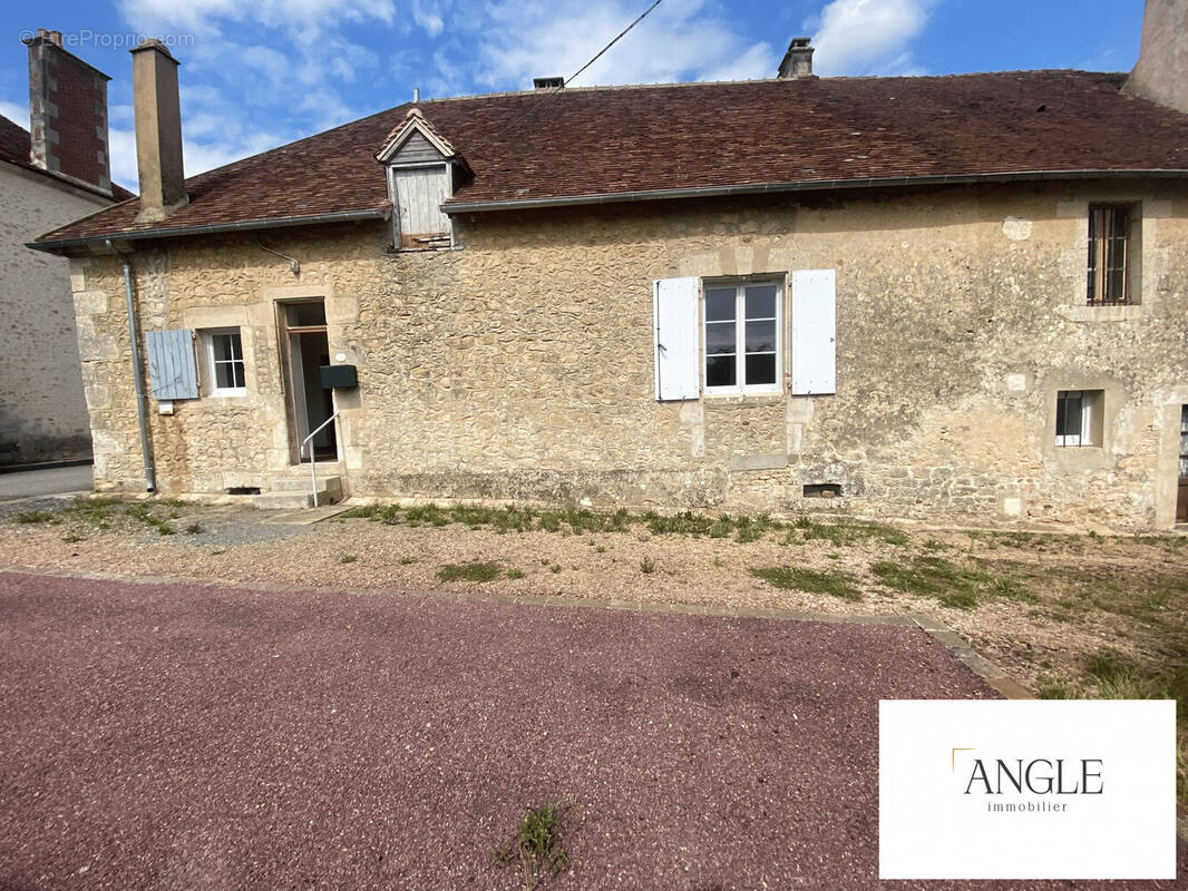 Maison à AILLIERES-BEAUVOIR