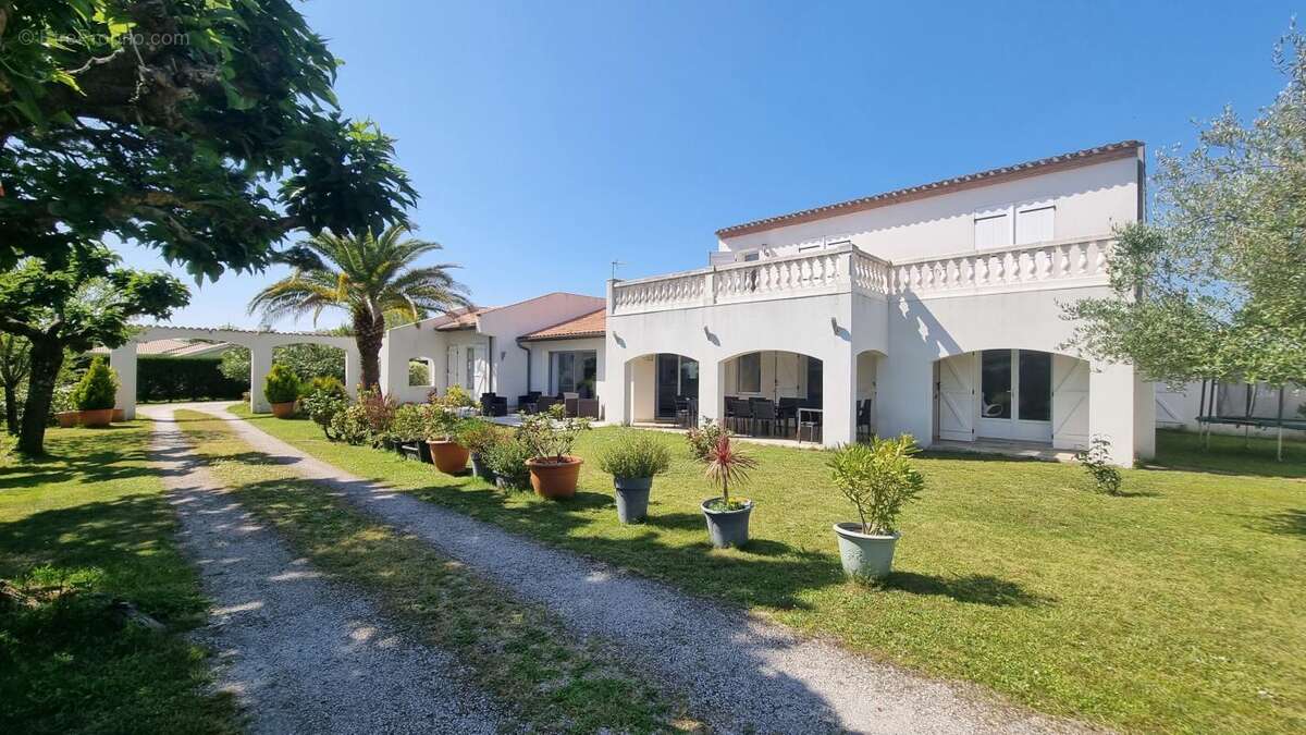 Gujan-mestras - villa 208m2 - 4/5 chambres - terrain 2231m2 - photo 4