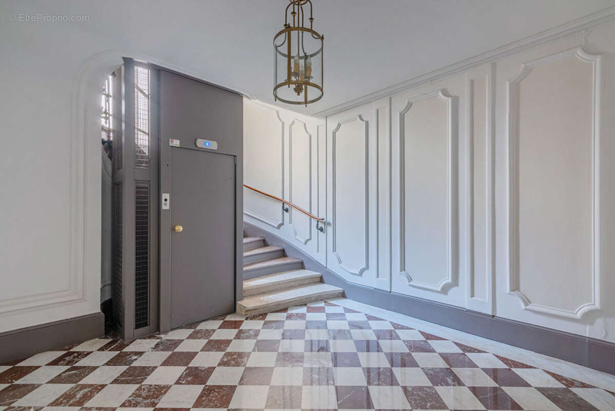 Appartement à PARIS-8E