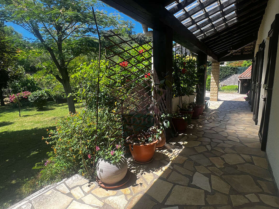 Maison avec piscine dans un environnement calme - photo 18