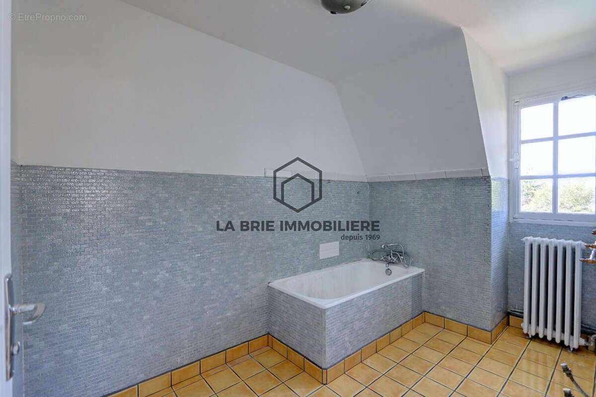 Maison à MANDRES-LES-ROSES