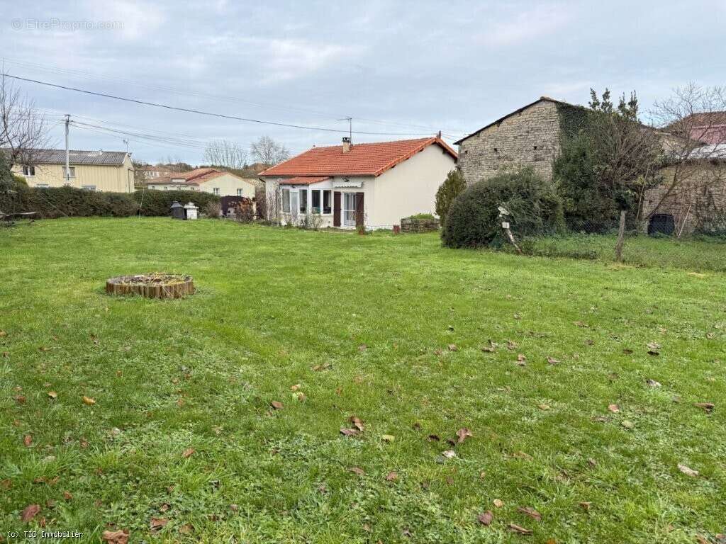 Maison à AIGRE