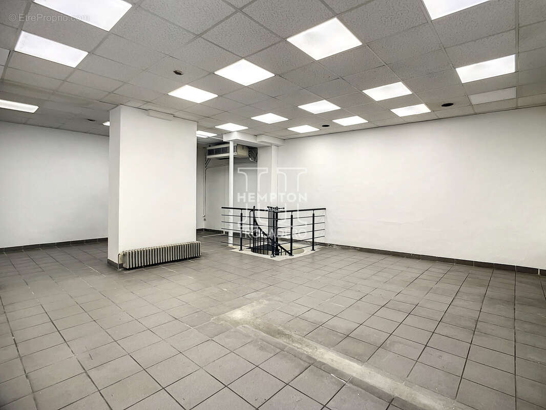 Commerce à PARIS-8E