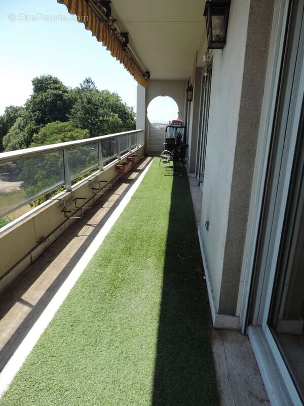 Dpt Ain (01), à vendre BOURG EN BRESSE, appartement T3 de 109 m² au sixième étage avec vue panoramique, balcon, cave et garage - photo 3