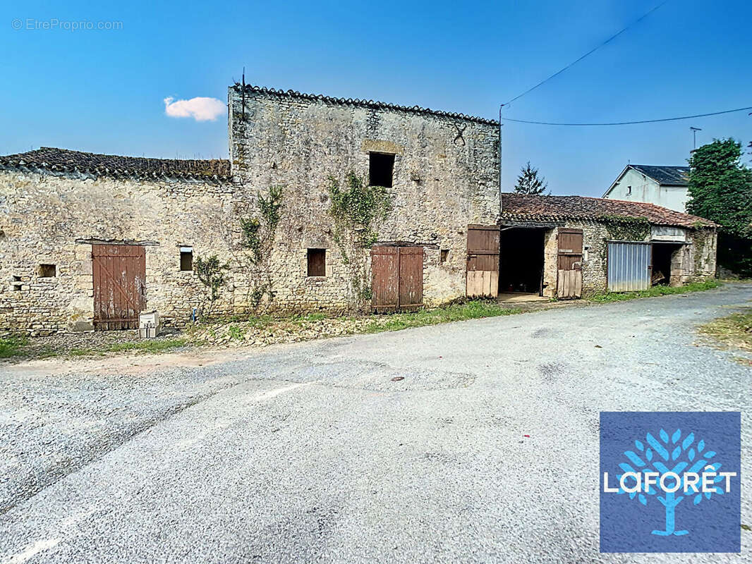 Maison à BAZOGES-EN-PAREDS