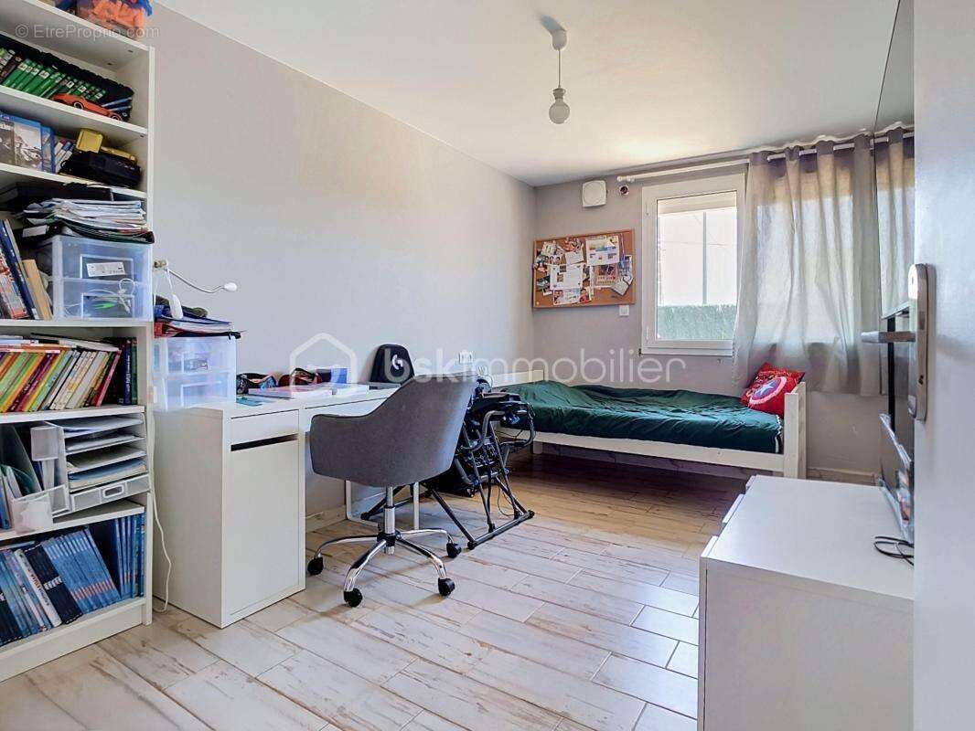 Plain pied sans aucun travaux a prévoir avec double garage et atelier - photo 10