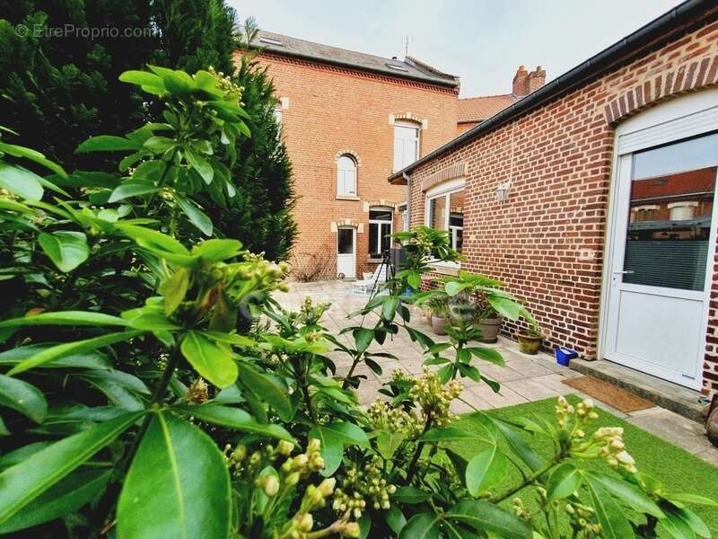 Albert – Élégante maison bourgeoise de 230 m² avec garage, cave et extérieur sans vis-à-vis - photo 18