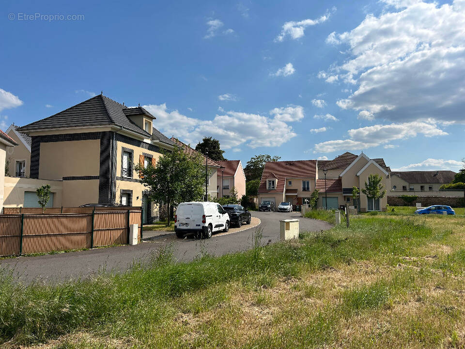 Terrain à LA QUEUE-LES-YVELINES