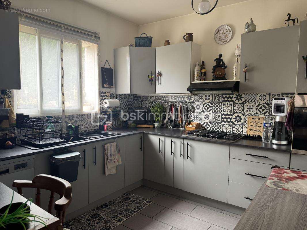 À La Roquebrussanne (83136), maison de plain-pied rénovée avec studio indépendant sur 1 650 m² de terrain plat et clôturé - photo 12