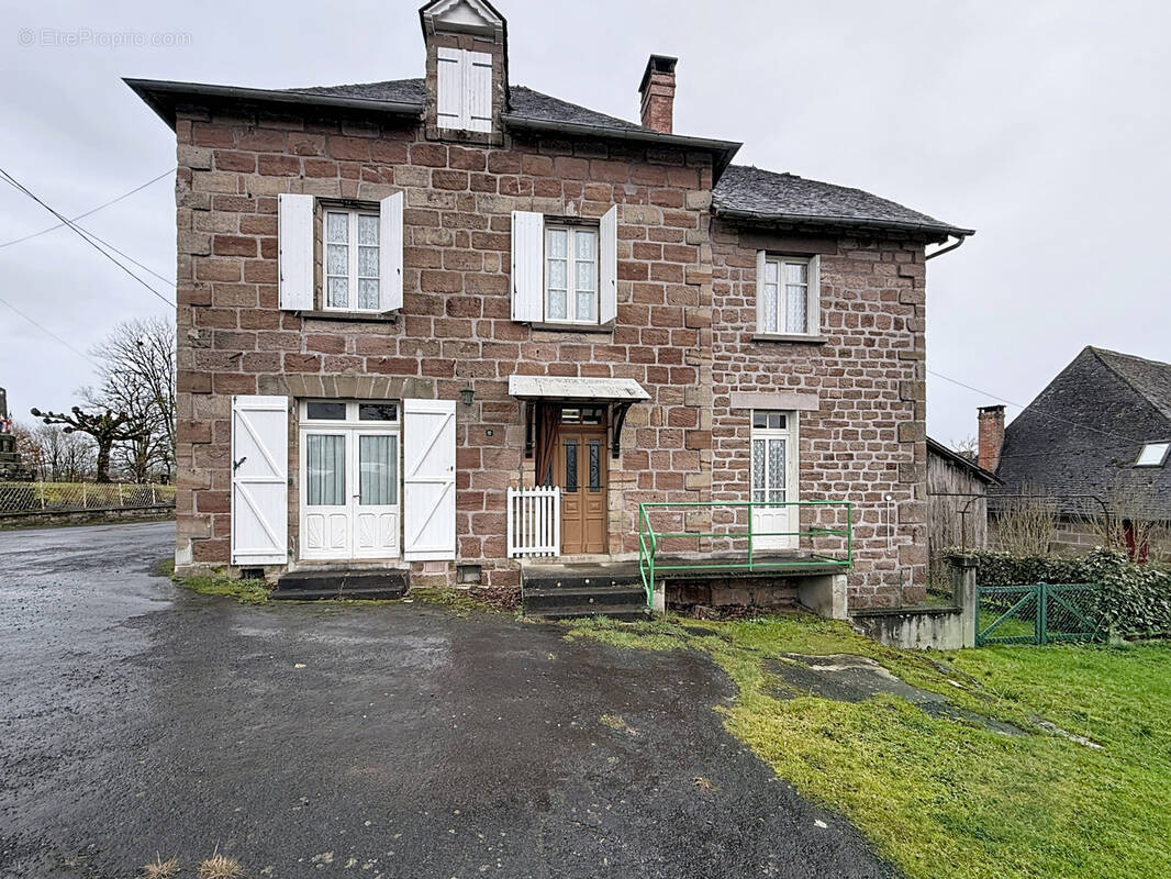 Maison à SAINT-CYR-LA-ROCHE