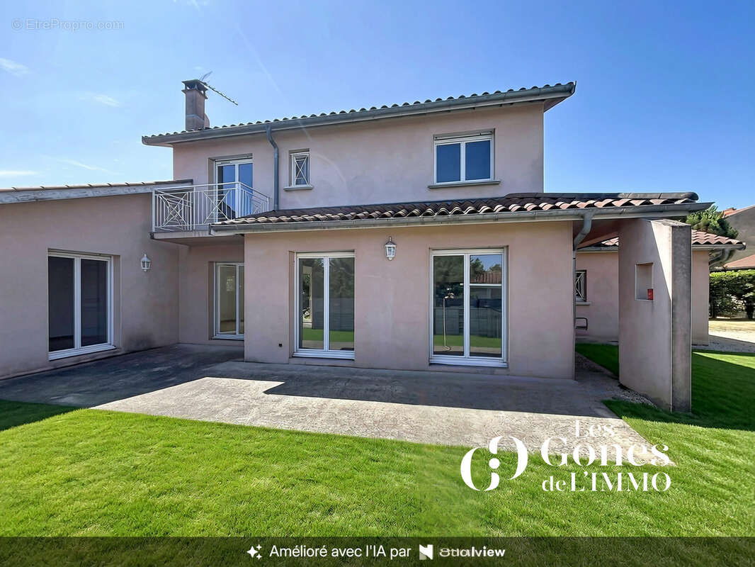 Maison familiale de 130 m2 sur 1 100 m2 de terrain avec piscine à 300 M du centre de Brindas - photo 2