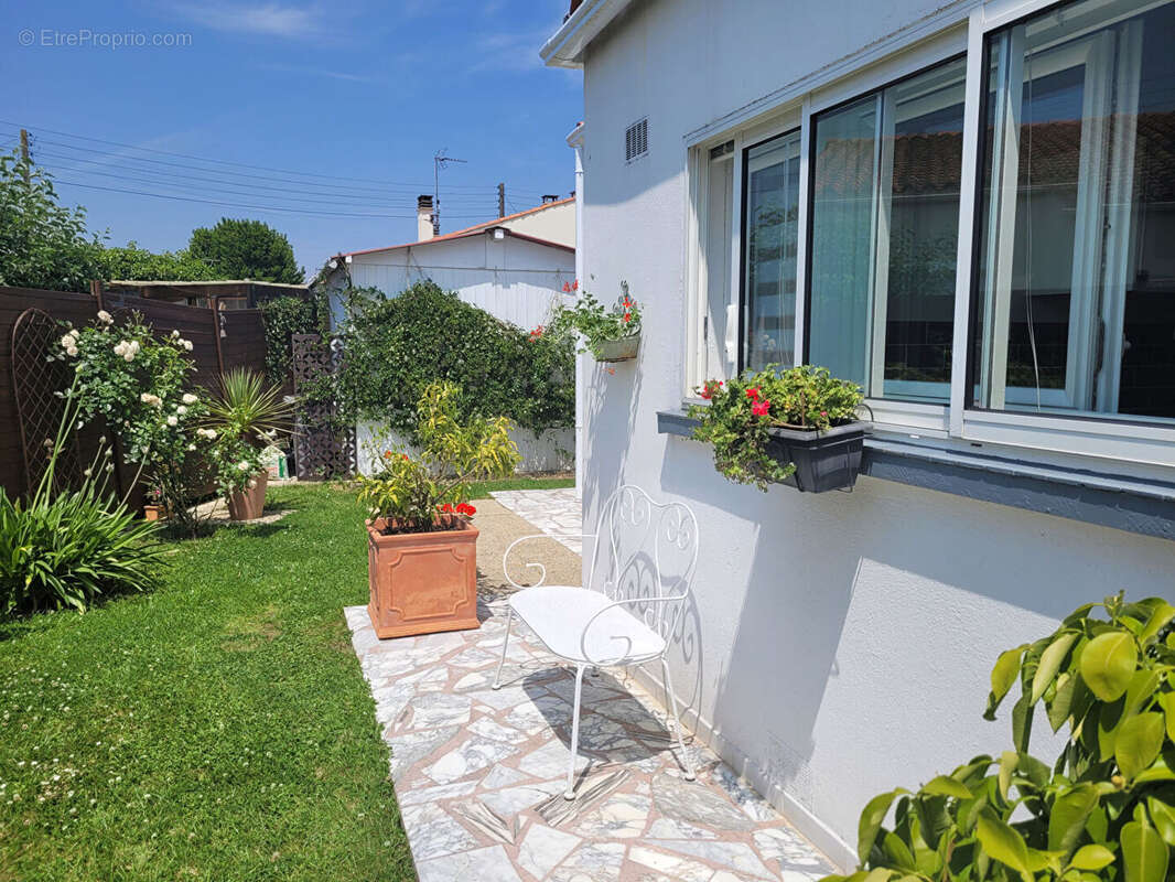 ROCHEFORT secteur gare maison en parfait état de plain pied  avec jardin clos de 367 m² - Garage - photo 18