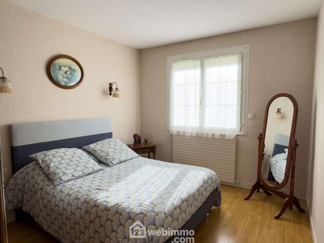 L'espace nuit distribue 3 chambres. - Maison à CHOLET