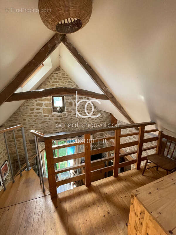 RARE Carnac : Maison de Charme en Pierres (94 m²) avec 3 Chambres et Salon Cathédrale - photo 5