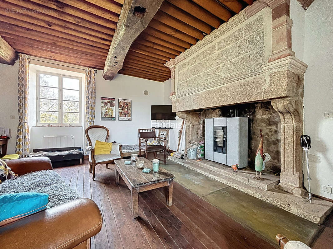 Maison 253 m² à Le Dezert  - photo 9