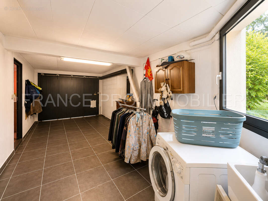 Spacieuse maison familiale de 165 m2 avec 5 chambres, 2 garages et jardin - photo 9