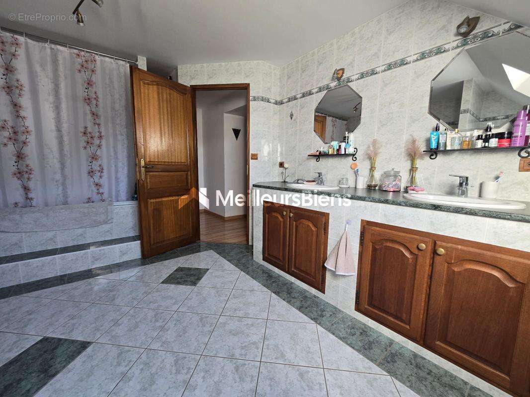 Maison à LES MAILLYS