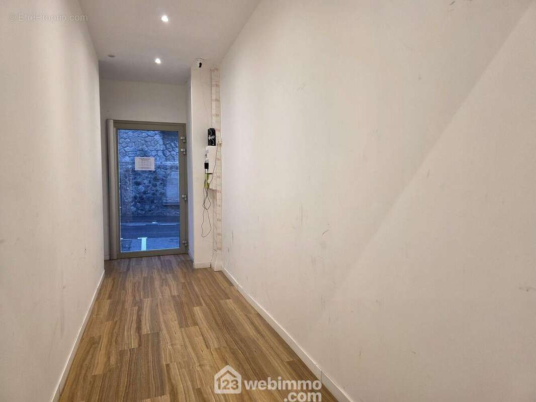 Parties communes récemment rénovées, propres et bien entretenues, offrant une bonne première impression. - Appartement à REIMS