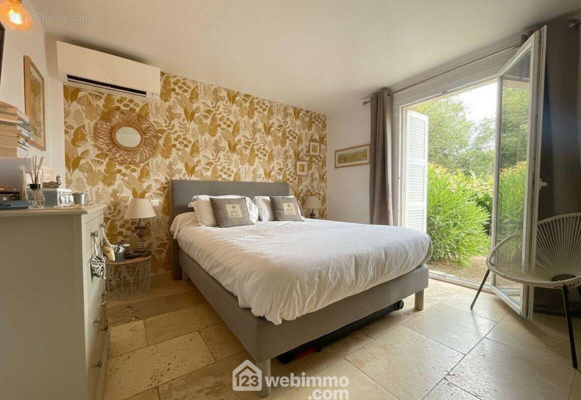 Une chambre confortable avec un accès direct vers l'extérieur pour un réveil au plus près de la nature.