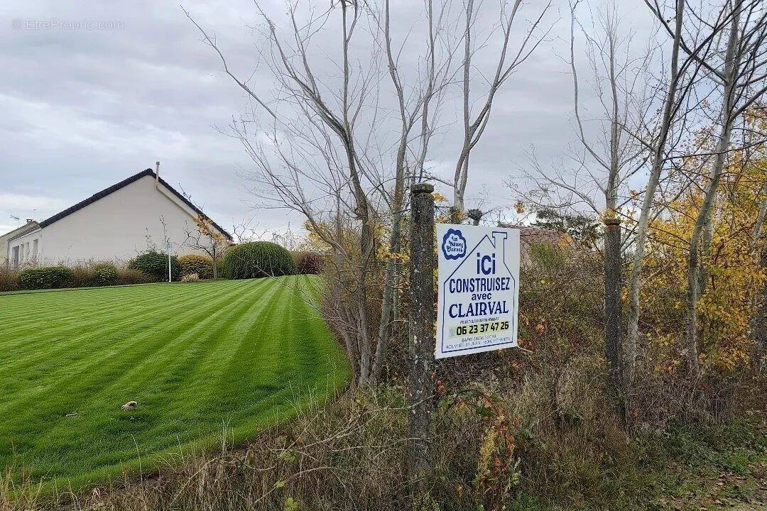 Terrain à MAINVILLIERS