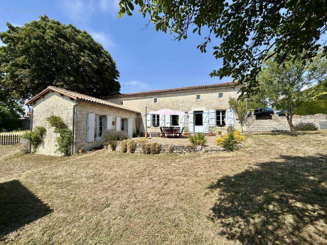 Élégante Demeure de Caractère avec Jardin et Dépendances - photo 2